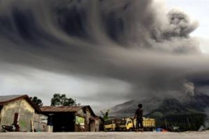 Sinabung Yanardağı faaliyete ge&ccedil;ti