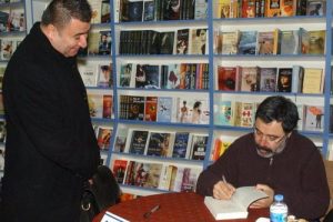 Ahmet &Uuml;mit  hayranlarıyla buluştu