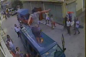 Yılın en tuhaf adamı u&ccedil;an Adanalı