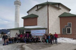 Gen&ccedil;ler cami cami gezip yardım ediyor