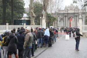 Dolmabah&ccedil;e'de "Noel" kuyruğu