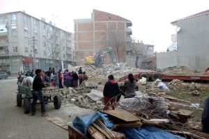 Yıkılan ev vatandaşların h&uuml;cumuna uğradı