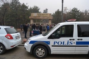 Lise &ouml;ğrencileri arasında bı&ccedil;aklı kavga
