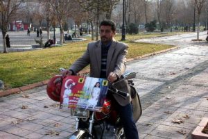 5 yıldır sokak sokak dolaşarak kızını arıyor