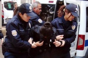 Tartıştığı kardeşini bı&ccedil;akladı