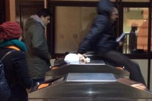 Metroda dayak eylemi