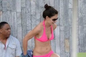 Katie Holmes bikinili g&ouml;r&uuml;nt&uuml;lendi!