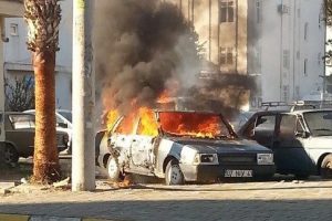 Park halindeki otomobil alev alev yandı