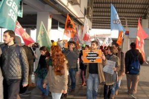 Akbil tartışmasını İzmir'de protesto ettiler