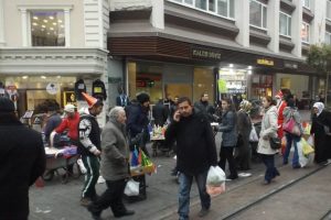 Noel baba kılığında seyyar satıcılar
