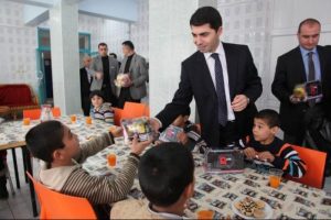 Kimsesiz &ccedil;ocuklara vekilden hediye