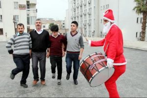 'Noel baba' davul &ccedil;aldı