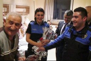 Polislere şarkı s&ouml;yledi