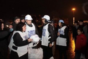 Gazetecilere baret dağıttı