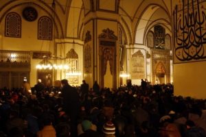 Bursa'da yeni yılın ilk sabah namazında Ulu Cami doldu taştı