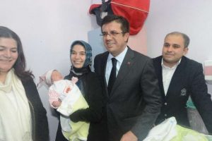 Bakan yılın ilk bebeğini altınla karşıladı