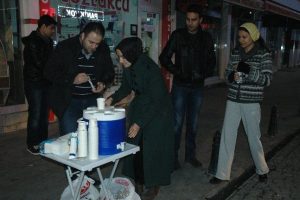 Polisten kahveli ve &ccedil;aylı uygulama