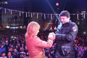 Binlerce kişinin &ouml;n&uuml;nde evlenme teklifi