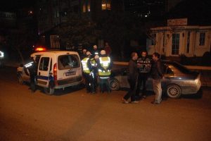 Alkoll&uuml; s&uuml;r&uuml;c&uuml; ka&ccedil;maya &ccedil;alışırken yakalandı
