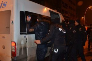 Kutlamalarda &ccedil;ıkan kavgaya polis m&uuml;dahalesi