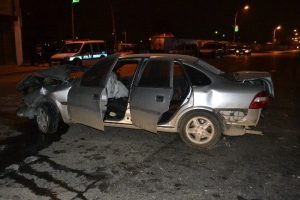 Otomobil duvara &ccedil;arptı