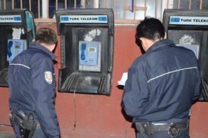 Sevgilisine kızıp ankes&ouml;rl&uuml; telefonu kırdı!