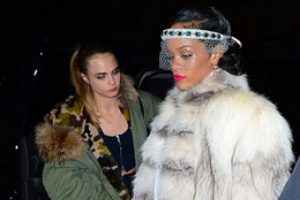 Rihanna'nın kost&uuml;m&uuml; olay yarattı!