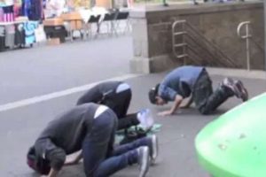 ABD sokaklarında namaz kıldılar