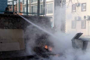 Yangını &ccedil;im sulama hortumuyla s&ouml;nd&uuml;rd&uuml;