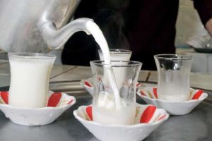 İnce belli bardakta s&uuml;t servisi