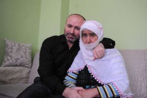 Ailesine kavuşan TRT muhabiri yaşadıklarını anlattı