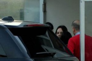 Ebru G&uuml;ndeş eşi Reza Zarrab'a 4 tesbih g&ouml;t&uuml;rd&uuml;