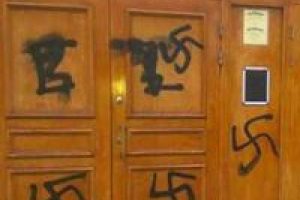 Cami kapısına &ccedil;irkin saldırı