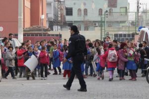 &Ccedil;ocukların g&ouml;z&uuml; &ouml;n&uuml;nde kavga