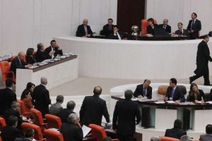 Partilerden "tutuklu vekil" atağı