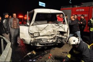 Kamyonetle minib&uuml;s &ccedil;arpıştı: 2 yaralı