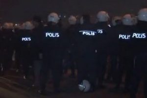 &Uuml;niversitede tehlikeli gerginlik