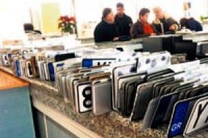 Parasız kalan Komşu otomobilini bırakıyor