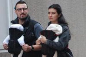 &Ccedil;ocuklarının kıyafetlerini kendisi dikiyor...