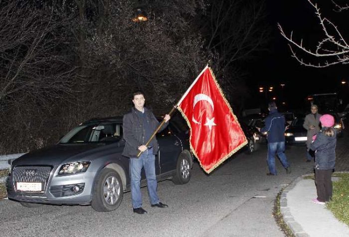 Başbakan'a eşi g&ouml;r&uuml;lmemiş destek