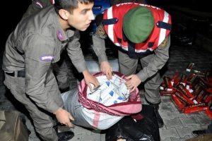 Ka&ccedil;ak sigaracılar jandarmadan ka&ccedil;amadı