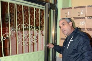 Caminin kapısını &ccedil;aldılar