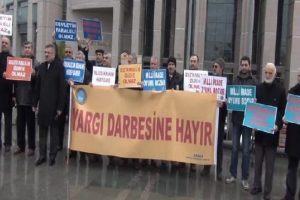Adliye &ouml;n&uuml;nde eylem