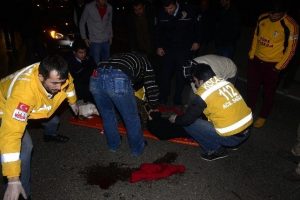 70 yaşındaki kadın aracın &ccedil;arpmasıyla savruldu