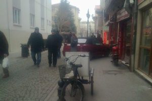 Ara&ccedil;lar kaldırımlarda yayalar yollarda