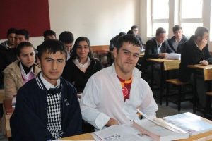 Hayaline kavuşan engelli gen&ccedil; mutluluktan u&ccedil;uyor
