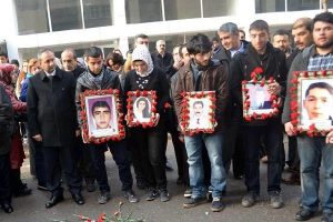 Diyarbakır'da bomba kurbanları anıldı