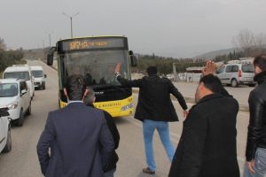 Bursa'da belediye otob&uuml;s&uuml;ne taşlı saldırı