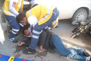 Motosikletle minib&uuml;s &ccedil;arpıştı