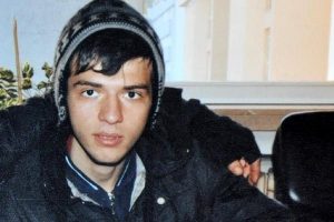 Adliyeye yapıştırıcıyla girmek isteyince....